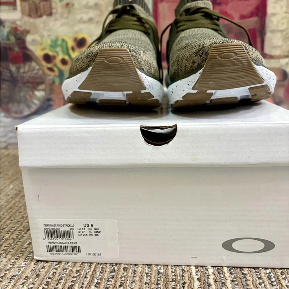 Authentic Oakley Men's Green and Brown Knit Sneakers